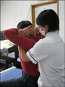 <胸椎の矯正場面>